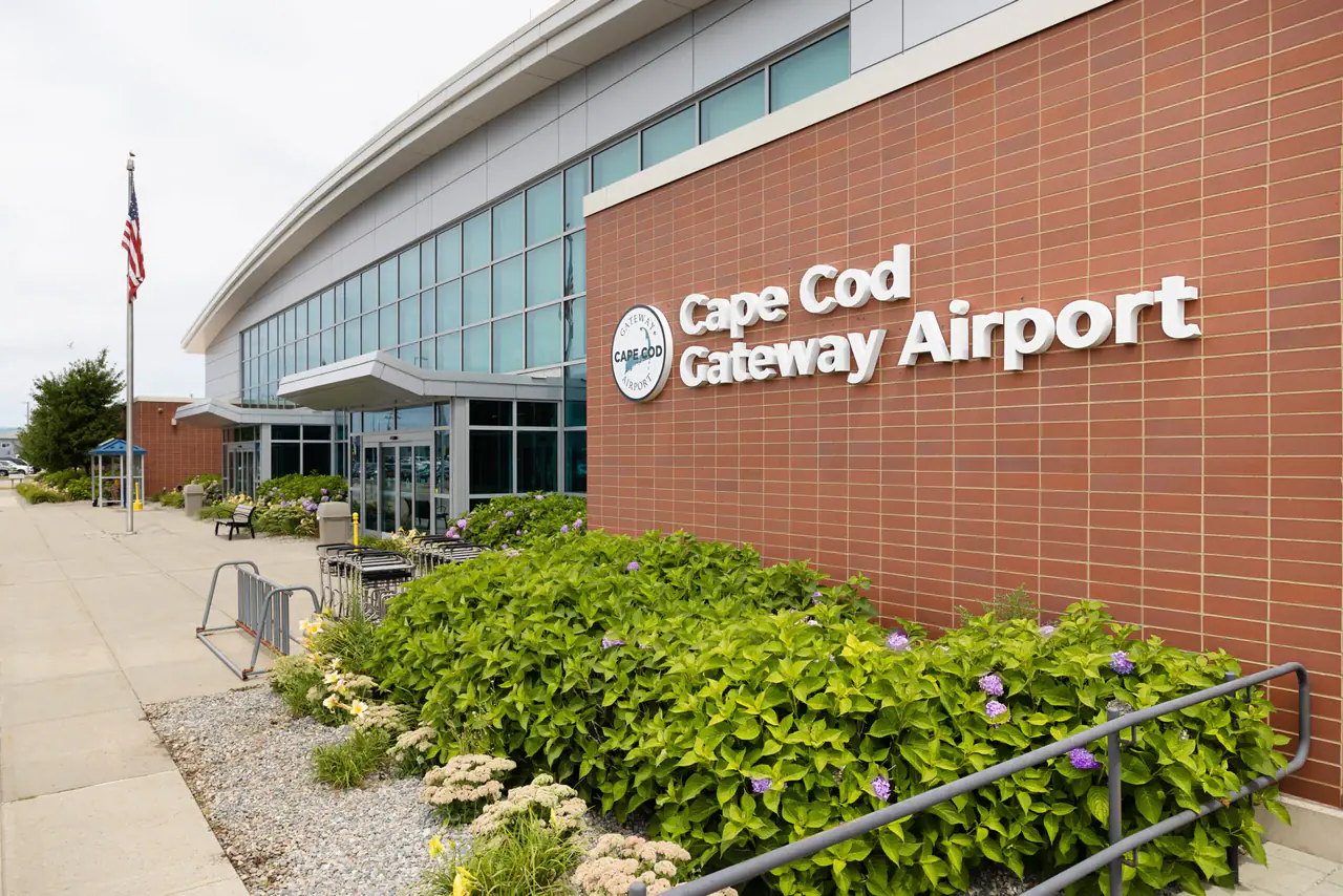Cape Cod Gateway Airport (HYA) - TiLimousine chauffeur service